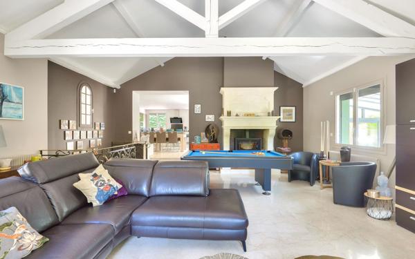 Maison à vendre    9 pièces •  Écully