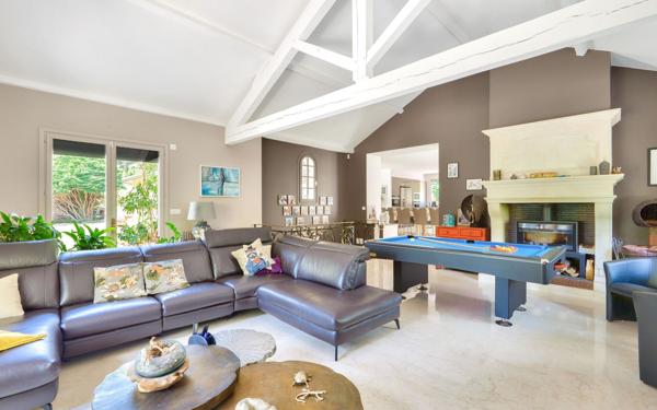 Maison à vendre    9 pièces •  Écully