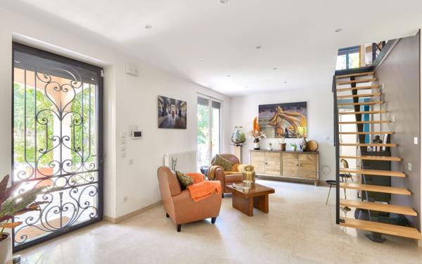 Maison à vendre    9 pièces •  Écully