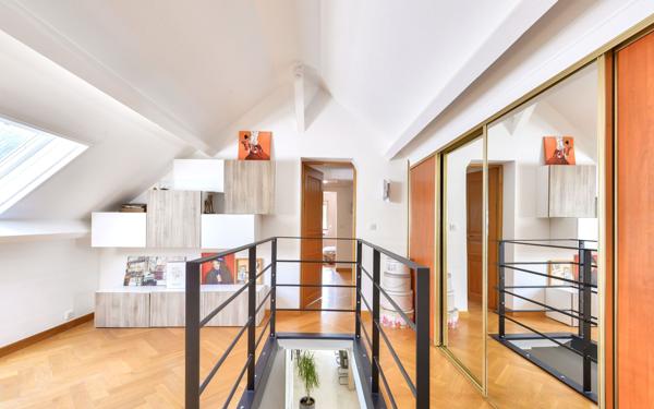 Maison à vendre    9 pièces •  Écully