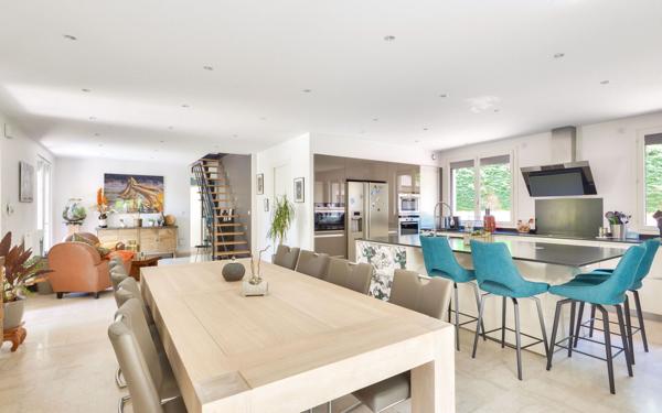 Maison à vendre    9 pièces •  Écully