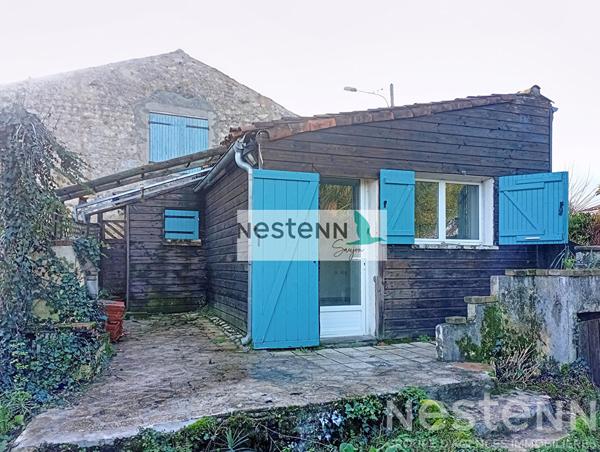 Maison à rénover au centre du Gua avec un grand garage et au calme.