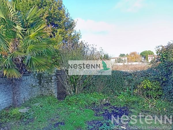 Maison à rénover au centre du Gua avec un grand garage et au calme.