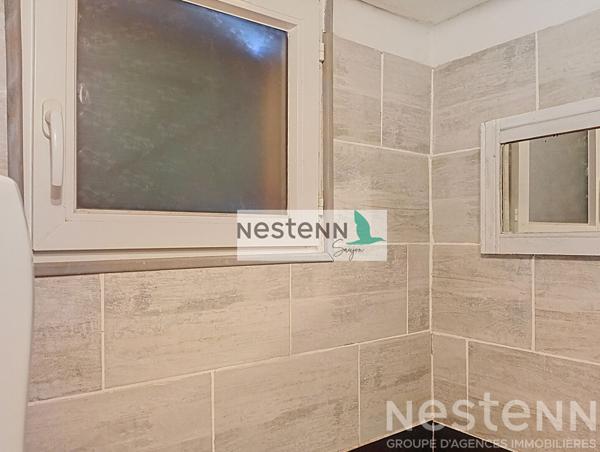 Maison à rénover au centre du Gua avec un grand garage et au calme.