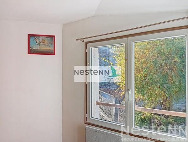 Maison à rénover au centre du Gua avec un grand garage et au calme.