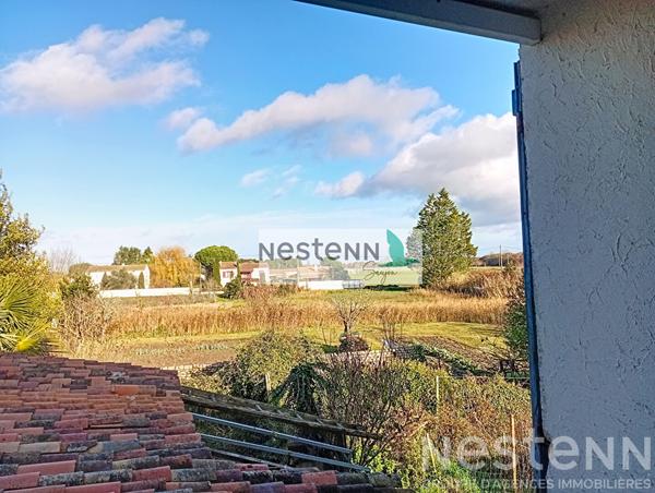 Maison à rénover au centre du Gua avec un grand garage et au calme.