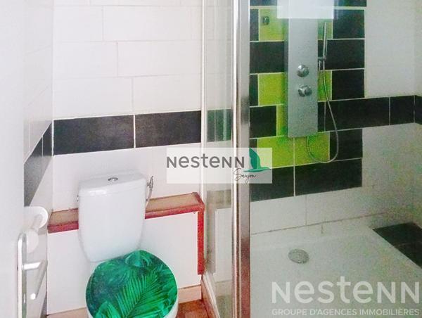 Maison à rénover au centre du Gua avec un grand garage et au calme.