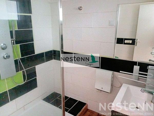 Maison à rénover au centre du Gua avec un grand garage et au calme.