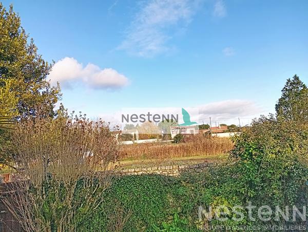 Maison à rénover au centre du Gua avec un grand garage et au calme.