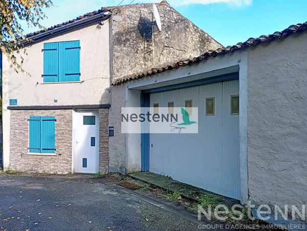 Maison à rénover au centre du Gua avec un grand garage et au calme.