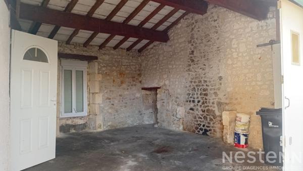 Maison à rénover au centre du Gua avec un grand garage et au calme.