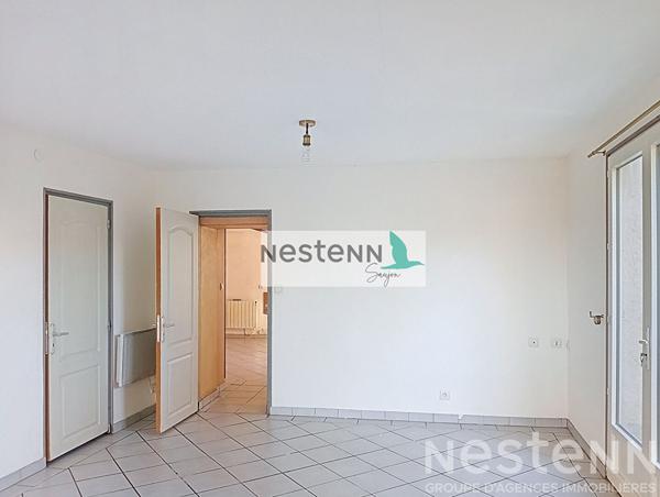 Maison à rénover au centre du Gua avec un grand garage et au calme.