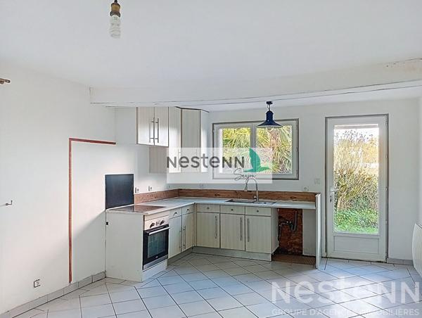 Maison à rénover au centre du Gua avec un grand garage et au calme.