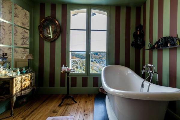 Maison à vendre    7 pièces •  Laroin