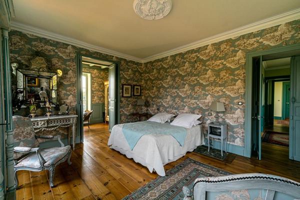 Maison à vendre    7 pièces •  Laroin