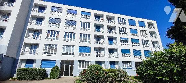 A Saint-Etienne, secteur Montplaisir,  appartement de Type 3  avec garage et cave.