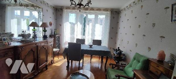 A Saint-Etienne, secteur Montplaisir,  appartement de Type 3  avec garage et cave.