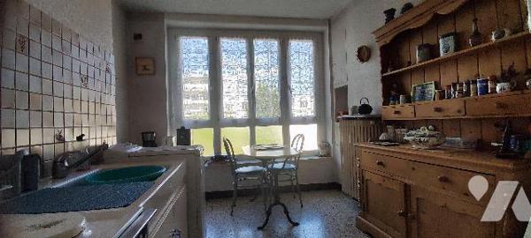 A Saint-Etienne, secteur Montplaisir,  appartement de Type 3  avec garage et cave.