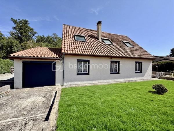 Maison sur un étage avec garage.

Le rez-de-chaussée est composé :

- D’un salon/séjour 31 m²sur cuisine ouverte de 10 m².
- De deux chambres de 14 m².
- D’une salle d’eau de 9 m².
- D’un toilette.

L’étage est composé :

- D’un palier de 30 m².
- De deux chambres de 10 m².
- D’un toilette.

Le tout sur une parcelle de 607 m² entièrement clôturée avec garage de 27 m², terrain de pétanque et terrasse.

Huisseries double vitrage PVC avec volets roulant solaire.
Chauffage poêle à granulés et électrique.
Assainissement tout-à-l’égout.
Fibre optique.