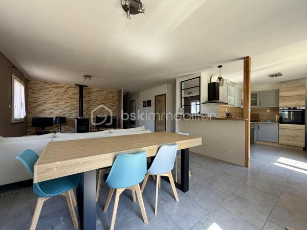 Maison sur un étage avec garage.

Le rez-de-chaussée est composé :

- D’un salon/séjour 31 m²sur cuisine ouverte de 10 m².
- De deux chambres de 14 m².
- D’une salle d’eau de 9 m².
- D’un toilette.

L’étage est composé :

- D’un palier de 30 m².
- De deux chambres de 10 m².
- D’un toilette.

Le tout sur une parcelle de 607 m² entièrement clôturée avec garage de 27 m², terrain de pétanque et terrasse.

Huisseries double vitrage PVC avec volets roulant solaire.
Chauffage poêle à granulés et électrique.
Assainissement tout-à-l’égout.
Fibre optique.