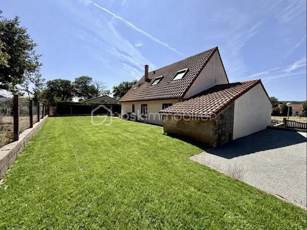 Maison sur un étage avec garage.

Le rez-de-chaussée est composé :

- D’un salon/séjour 31 m²sur cuisine ouverte de 10 m².
- De deux chambres de 14 m².
- D’une salle d’eau de 9 m².
- D’un toilette.

L’étage est composé :

- D’un palier de 30 m².
- De deux chambres de 10 m².
- D’un toilette.

Le tout sur une parcelle de 607 m² entièrement clôturée avec garage de 27 m², terrain de pétanque et terrasse.

Huisseries double vitrage PVC avec volets roulant solaire.
Chauffage poêle à granulés et électrique.
Assainissement tout-à-l’égout.
Fibre optique.