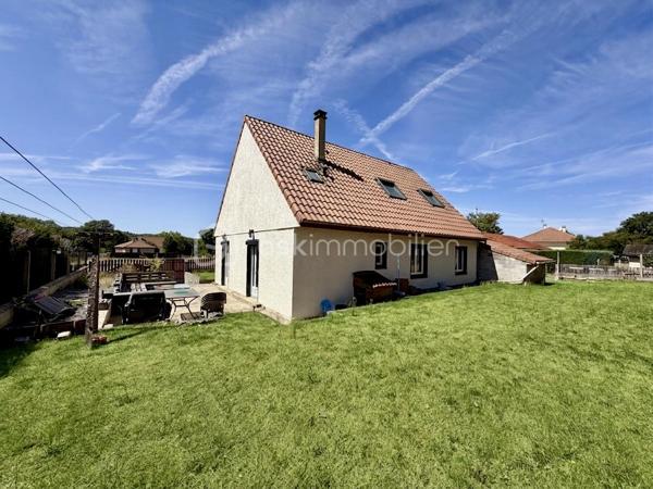 Maison sur un étage avec garage.

Le rez-de-chaussée est composé :

- D’un salon/séjour 31 m²sur cuisine ouverte de 10 m².
- De deux chambres de 14 m².
- D’une salle d’eau de 9 m².
- D’un toilette.

L’étage est composé :

- D’un palier de 30 m².
- De deux chambres de 10 m².
- D’un toilette.

Le tout sur une parcelle de 607 m² entièrement clôturée avec garage de 27 m², terrain de pétanque et terrasse.

Huisseries double vitrage PVC avec volets roulant solaire.
Chauffage poêle à granulés et électrique.
Assainissement tout-à-l’égout.
Fibre optique.