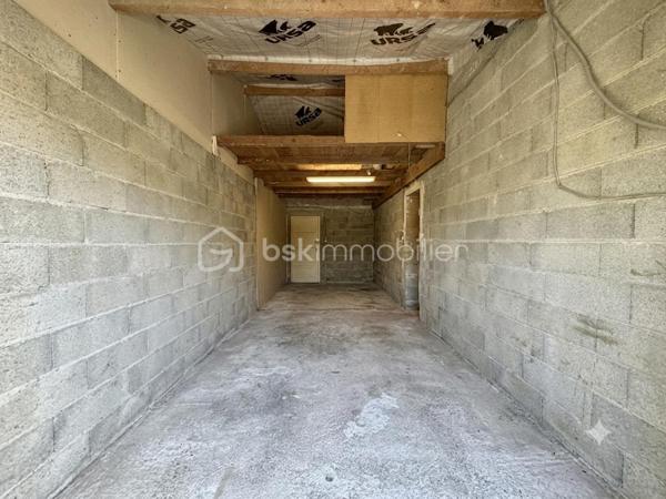 Maison sur un étage avec garage.

Le rez-de-chaussée est composé :

- D’un salon/séjour 31 m²sur cuisine ouverte de 10 m².
- De deux chambres de 14 m².
- D’une salle d’eau de 9 m².
- D’un toilette.

L’étage est composé :

- D’un palier de 30 m².
- De deux chambres de 10 m².
- D’un toilette.

Le tout sur une parcelle de 607 m² entièrement clôturée avec garage de 27 m², terrain de pétanque et terrasse.

Huisseries double vitrage PVC avec volets roulant solaire.
Chauffage poêle à granulés et électrique.
Assainissement tout-à-l’égout.
Fibre optique.