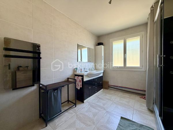 Maison sur un étage avec garage.

Le rez-de-chaussée est composé :

- D’un salon/séjour 31 m²sur cuisine ouverte de 10 m².
- De deux chambres de 14 m².
- D’une salle d’eau de 9 m².
- D’un toilette.

L’étage est composé :

- D’un palier de 30 m².
- De deux chambres de 10 m².
- D’un toilette.

Le tout sur une parcelle de 607 m² entièrement clôturée avec garage de 27 m², terrain de pétanque et terrasse.

Huisseries double vitrage PVC avec volets roulant solaire.
Chauffage poêle à granulés et électrique.
Assainissement tout-à-l’égout.
Fibre optique.