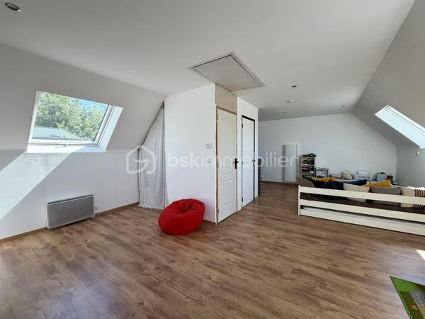 Maison sur un étage avec garage.

Le rez-de-chaussée est composé :

- D’un salon/séjour 31 m²sur cuisine ouverte de 10 m².
- De deux chambres de 14 m².
- D’une salle d’eau de 9 m².
- D’un toilette.

L’étage est composé :

- D’un palier de 30 m².
- De deux chambres de 10 m².
- D’un toilette.

Le tout sur une parcelle de 607 m² entièrement clôturée avec garage de 27 m², terrain de pétanque et terrasse.

Huisseries double vitrage PVC avec volets roulant solaire.
Chauffage poêle à granulés et électrique.
Assainissement tout-à-l’égout.
Fibre optique.
