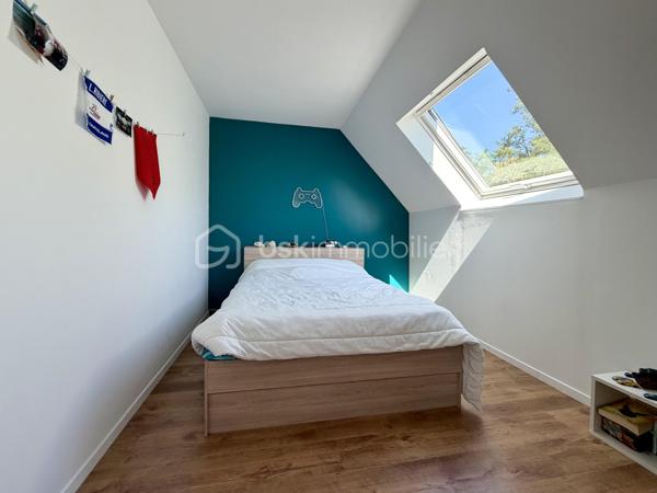 Maison sur un étage avec garage.

Le rez-de-chaussée est composé :

- D’un salon/séjour 31 m²sur cuisine ouverte de 10 m².
- De deux chambres de 14 m².
- D’une salle d’eau de 9 m².
- D’un toilette.

L’étage est composé :

- D’un palier de 30 m².
- De deux chambres de 10 m².
- D’un toilette.

Le tout sur une parcelle de 607 m² entièrement clôturée avec garage de 27 m², terrain de pétanque et terrasse.

Huisseries double vitrage PVC avec volets roulant solaire.
Chauffage poêle à granulés et électrique.
Assainissement tout-à-l’égout.
Fibre optique.