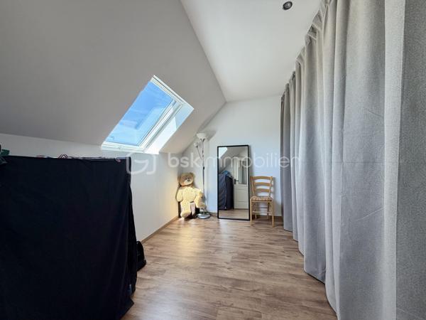 Maison sur un étage avec garage.

Le rez-de-chaussée est composé :

- D’un salon/séjour 31 m²sur cuisine ouverte de 10 m².
- De deux chambres de 14 m².
- D’une salle d’eau de 9 m².
- D’un toilette.

L’étage est composé :

- D’un palier de 30 m².
- De deux chambres de 10 m².
- D’un toilette.

Le tout sur une parcelle de 607 m² entièrement clôturée avec garage de 27 m², terrain de pétanque et terrasse.

Huisseries double vitrage PVC avec volets roulant solaire.
Chauffage poêle à granulés et électrique.
Assainissement tout-à-l’égout.
Fibre optique.