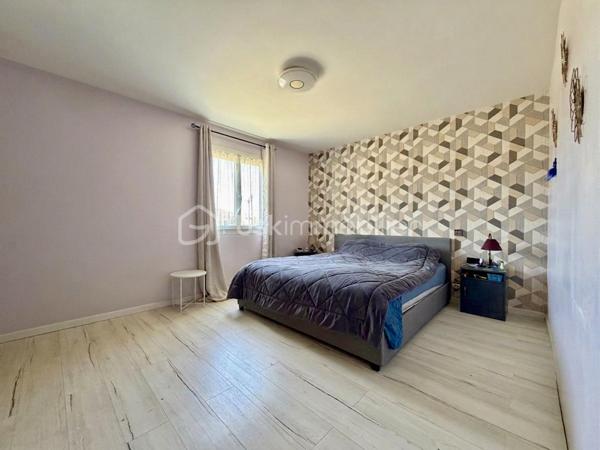 Maison sur un étage avec garage.

Le rez-de-chaussée est composé :

- D’un salon/séjour 31 m²sur cuisine ouverte de 10 m².
- De deux chambres de 14 m².
- D’une salle d’eau de 9 m².
- D’un toilette.

L’étage est composé :

- D’un palier de 30 m².
- De deux chambres de 10 m².
- D’un toilette.

Le tout sur une parcelle de 607 m² entièrement clôturée avec garage de 27 m², terrain de pétanque et terrasse.

Huisseries double vitrage PVC avec volets roulant solaire.
Chauffage poêle à granulés et électrique.
Assainissement tout-à-l’égout.
Fibre optique.