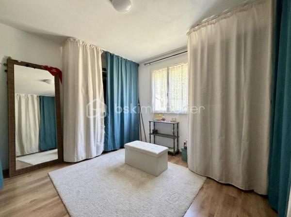 Maison sur un étage avec garage.

Le rez-de-chaussée est composé :

- D’un salon/séjour 31 m²sur cuisine ouverte de 10 m².
- De deux chambres de 14 m².
- D’une salle d’eau de 9 m².
- D’un toilette.

L’étage est composé :

- D’un palier de 30 m².
- De deux chambres de 10 m².
- D’un toilette.

Le tout sur une parcelle de 607 m² entièrement clôturée avec garage de 27 m², terrain de pétanque et terrasse.

Huisseries double vitrage PVC avec volets roulant solaire.
Chauffage poêle à granulés et électrique.
Assainissement tout-à-l’égout.
Fibre optique.