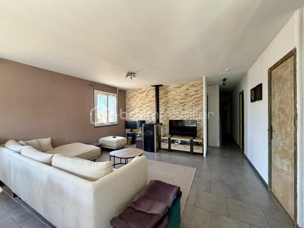 Maison sur un étage avec garage.

Le rez-de-chaussée est composé :

- D’un salon/séjour 31 m²sur cuisine ouverte de 10 m².
- De deux chambres de 14 m².
- D’une salle d’eau de 9 m².
- D’un toilette.

L’étage est composé :

- D’un palier de 30 m².
- De deux chambres de 10 m².
- D’un toilette.

Le tout sur une parcelle de 607 m² entièrement clôturée avec garage de 27 m², terrain de pétanque et terrasse.

Huisseries double vitrage PVC avec volets roulant solaire.
Chauffage poêle à granulés et électrique.
Assainissement tout-à-l’égout.
Fibre optique.