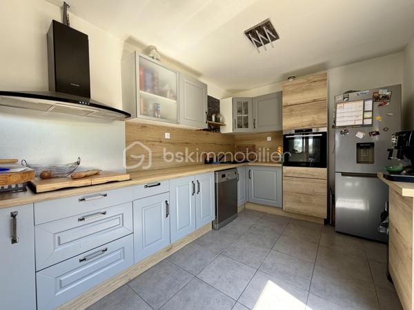 Maison sur un étage avec garage.

Le rez-de-chaussée est composé :

- D’un salon/séjour 31 m²sur cuisine ouverte de 10 m².
- De deux chambres de 14 m².
- D’une salle d’eau de 9 m².
- D’un toilette.

L’étage est composé :

- D’un palier de 30 m².
- De deux chambres de 10 m².
- D’un toilette.

Le tout sur une parcelle de 607 m² entièrement clôturée avec garage de 27 m², terrain de pétanque et terrasse.

Huisseries double vitrage PVC avec volets roulant solaire.
Chauffage poêle à granulés et électrique.
Assainissement tout-à-l’égout.
Fibre optique.