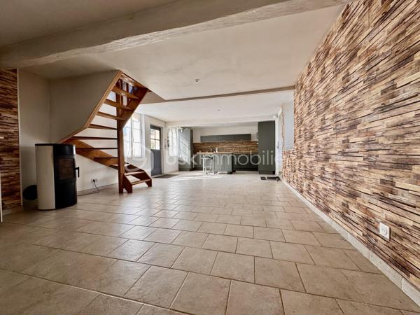 BSK Immobilier vous propose à la vente cette charmante maison de village avec piscine et tout son confort ! 

Dès l’entrée, vous profiterez d’un séjour double spacieux avec une cuisine équipée et aménagée, un couloir offrant un salon chaleureux, ainsi qu’une salle de bain et 2 WC. 

Les deux espaces nuit offrent au total 6 chambres qui peuvent être aménagées selon vos souhaits, dont une suite parentale et un couloir desservant une salle d’eau à l’étage.

Le tout sur un terrain clos de 1000 m2, avec une grande terrasse et une piscine hors sol. 

À Cressonsacq, village rural très calme et recherché sur le Plateau Picard. Environnement verdoyant à seulement 10 minutes d'Estrées-Saint-Denis (commerces, gare, infrastructures) et à proximité immédiate de La Neuville-Roy. Emplacement idéal pour les amoureux de nature recherchant le calme à proximité des axes principaux.