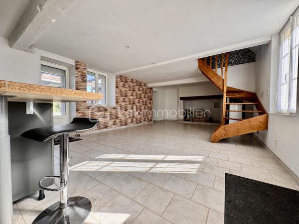 BSK Immobilier vous propose à la vente cette charmante maison de village avec piscine et tout son confort ! 

Dès l’entrée, vous profiterez d’un séjour double spacieux avec une cuisine équipée et aménagée, un couloir offrant un salon chaleureux, ainsi qu’une salle de bain et 2 WC. 

Les deux espaces nuit offrent au total 6 chambres qui peuvent être aménagées selon vos souhaits, dont une suite parentale et un couloir desservant une salle d’eau à l’étage.

Le tout sur un terrain clos de 1000 m2, avec une grande terrasse et une piscine hors sol. 

À Cressonsacq, village rural très calme et recherché sur le Plateau Picard. Environnement verdoyant à seulement 10 minutes d'Estrées-Saint-Denis (commerces, gare, infrastructures) et à proximité immédiate de La Neuville-Roy. Emplacement idéal pour les amoureux de nature recherchant le calme à proximité des axes principaux.