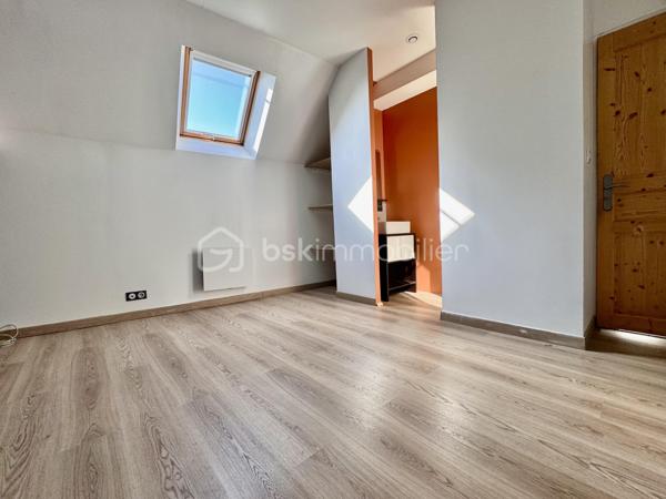 BSK Immobilier vous propose à la vente cette charmante maison de village avec piscine et tout son confort ! 

Dès l’entrée, vous profiterez d’un séjour double spacieux avec une cuisine équipée et aménagée, un couloir offrant un salon chaleureux, ainsi qu’une salle de bain et 2 WC. 

Les deux espaces nuit offrent au total 6 chambres qui peuvent être aménagées selon vos souhaits, dont une suite parentale et un couloir desservant une salle d’eau à l’étage.

Le tout sur un terrain clos de 1000 m2, avec une grande terrasse et une piscine hors sol. 

À Cressonsacq, village rural très calme et recherché sur le Plateau Picard. Environnement verdoyant à seulement 10 minutes d'Estrées-Saint-Denis (commerces, gare, infrastructures) et à proximité immédiate de La Neuville-Roy. Emplacement idéal pour les amoureux de nature recherchant le calme à proximité des axes principaux.