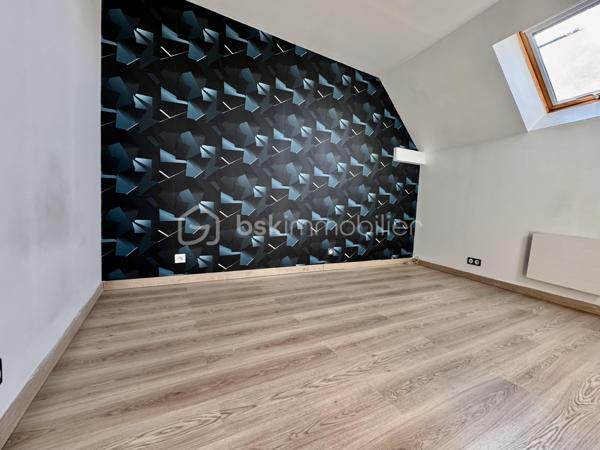 BSK Immobilier vous propose à la vente cette charmante maison de village avec piscine et tout son confort ! 

Dès l’entrée, vous profiterez d’un séjour double spacieux avec une cuisine équipée et aménagée, un couloir offrant un salon chaleureux, ainsi qu’une salle de bain et 2 WC. 

Les deux espaces nuit offrent au total 6 chambres qui peuvent être aménagées selon vos souhaits, dont une suite parentale et un couloir desservant une salle d’eau à l’étage.

Le tout sur un terrain clos de 1000 m2, avec une grande terrasse et une piscine hors sol. 

À Cressonsacq, village rural très calme et recherché sur le Plateau Picard. Environnement verdoyant à seulement 10 minutes d'Estrées-Saint-Denis (commerces, gare, infrastructures) et à proximité immédiate de La Neuville-Roy. Emplacement idéal pour les amoureux de nature recherchant le calme à proximité des axes principaux.