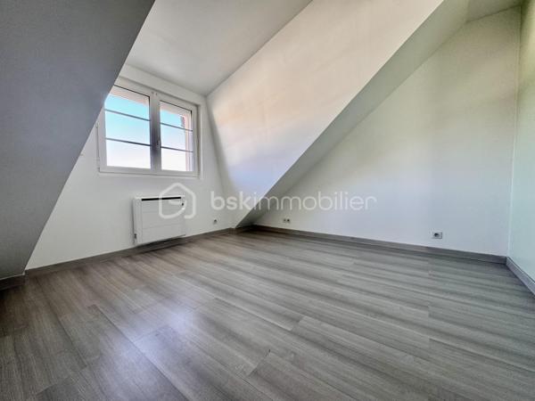 BSK Immobilier vous propose à la vente cette charmante maison de village avec piscine et tout son confort ! 

Dès l’entrée, vous profiterez d’un séjour double spacieux avec une cuisine équipée et aménagée, un couloir offrant un salon chaleureux, ainsi qu’une salle de bain et 2 WC. 

Les deux espaces nuit offrent au total 6 chambres qui peuvent être aménagées selon vos souhaits, dont une suite parentale et un couloir desservant une salle d’eau à l’étage.

Le tout sur un terrain clos de 1000 m2, avec une grande terrasse et une piscine hors sol. 

À Cressonsacq, village rural très calme et recherché sur le Plateau Picard. Environnement verdoyant à seulement 10 minutes d'Estrées-Saint-Denis (commerces, gare, infrastructures) et à proximité immédiate de La Neuville-Roy. Emplacement idéal pour les amoureux de nature recherchant le calme à proximité des axes principaux.