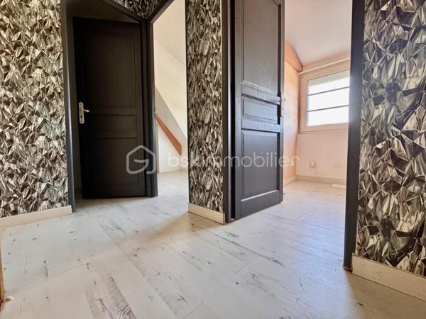 BSK Immobilier vous propose à la vente cette charmante maison de village avec piscine et tout son confort ! 

Dès l’entrée, vous profiterez d’un séjour double spacieux avec une cuisine équipée et aménagée, un couloir offrant un salon chaleureux, ainsi qu’une salle de bain et 2 WC. 

Les deux espaces nuit offrent au total 6 chambres qui peuvent être aménagées selon vos souhaits, dont une suite parentale et un couloir desservant une salle d’eau à l’étage.

Le tout sur un terrain clos de 1000 m2, avec une grande terrasse et une piscine hors sol. 

À Cressonsacq, village rural très calme et recherché sur le Plateau Picard. Environnement verdoyant à seulement 10 minutes d'Estrées-Saint-Denis (commerces, gare, infrastructures) et à proximité immédiate de La Neuville-Roy. Emplacement idéal pour les amoureux de nature recherchant le calme à proximité des axes principaux.