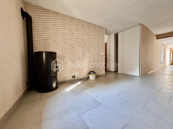 BSK Immobilier vous propose à la vente cette charmante maison de village avec piscine et tout son confort ! 

Dès l’entrée, vous profiterez d’un séjour double spacieux avec une cuisine équipée et aménagée, un couloir offrant un salon chaleureux, ainsi qu’une salle de bain et 2 WC. 

Les deux espaces nuit offrent au total 6 chambres qui peuvent être aménagées selon vos souhaits, dont une suite parentale et un couloir desservant une salle d’eau à l’étage.

Le tout sur un terrain clos de 1000 m2, avec une grande terrasse et une piscine hors sol. 

À Cressonsacq, village rural très calme et recherché sur le Plateau Picard. Environnement verdoyant à seulement 10 minutes d'Estrées-Saint-Denis (commerces, gare, infrastructures) et à proximité immédiate de La Neuville-Roy. Emplacement idéal pour les amoureux de nature recherchant le calme à proximité des axes principaux.
