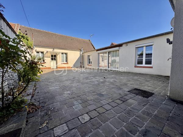 BSK Immobilier vous propose à la vente cette charmante maison de village avec piscine et tout son confort ! 

Dès l’entrée, vous profiterez d’un séjour double spacieux avec une cuisine équipée et aménagée, un couloir offrant un salon chaleureux, ainsi qu’une salle de bain et 2 WC. 

Les deux espaces nuit offrent au total 6 chambres qui peuvent être aménagées selon vos souhaits, dont une suite parentale et un couloir desservant une salle d’eau à l’étage.

Le tout sur un terrain clos de 1000 m2, avec une grande terrasse et une piscine hors sol. 

À Cressonsacq, village rural très calme et recherché sur le Plateau Picard. Environnement verdoyant à seulement 10 minutes d'Estrées-Saint-Denis (commerces, gare, infrastructures) et à proximité immédiate de La Neuville-Roy. Emplacement idéal pour les amoureux de nature recherchant le calme à proximité des axes principaux.