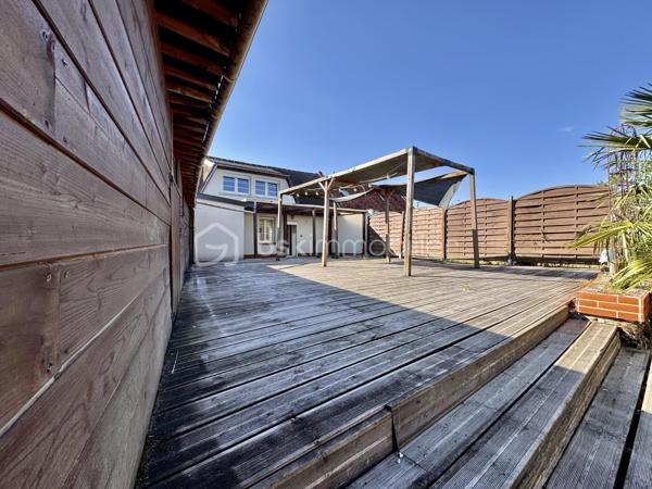 BSK Immobilier vous propose à la vente cette charmante maison de village avec piscine et tout son confort ! 

Dès l’entrée, vous profiterez d’un séjour double spacieux avec une cuisine équipée et aménagée, un couloir offrant un salon chaleureux, ainsi qu’une salle de bain et 2 WC. 

Les deux espaces nuit offrent au total 6 chambres qui peuvent être aménagées selon vos souhaits, dont une suite parentale et un couloir desservant une salle d’eau à l’étage.

Le tout sur un terrain clos de 1000 m2, avec une grande terrasse et une piscine hors sol. 

À Cressonsacq, village rural très calme et recherché sur le Plateau Picard. Environnement verdoyant à seulement 10 minutes d'Estrées-Saint-Denis (commerces, gare, infrastructures) et à proximité immédiate de La Neuville-Roy. Emplacement idéal pour les amoureux de nature recherchant le calme à proximité des axes principaux.