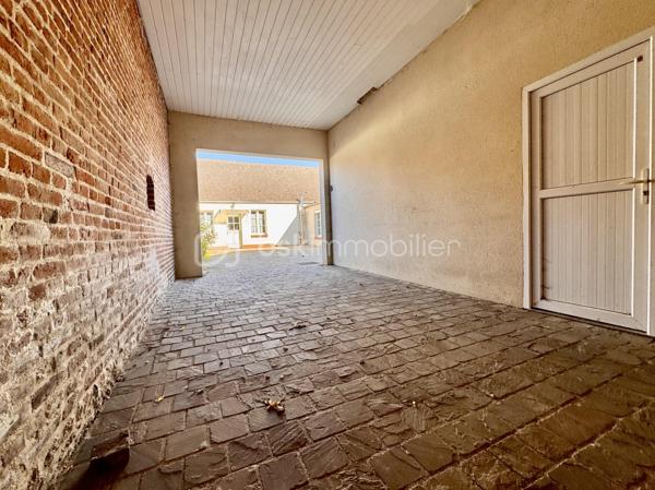 BSK Immobilier vous propose à la vente cette charmante maison de village avec piscine et tout son confort ! 

Dès l’entrée, vous profiterez d’un séjour double spacieux avec une cuisine équipée et aménagée, un couloir offrant un salon chaleureux, ainsi qu’une salle de bain et 2 WC. 

Les deux espaces nuit offrent au total 6 chambres qui peuvent être aménagées selon vos souhaits, dont une suite parentale et un couloir desservant une salle d’eau à l’étage.

Le tout sur un terrain clos de 1000 m2, avec une grande terrasse et une piscine hors sol. 

À Cressonsacq, village rural très calme et recherché sur le Plateau Picard. Environnement verdoyant à seulement 10 minutes d'Estrées-Saint-Denis (commerces, gare, infrastructures) et à proximité immédiate de La Neuville-Roy. Emplacement idéal pour les amoureux de nature recherchant le calme à proximité des axes principaux.