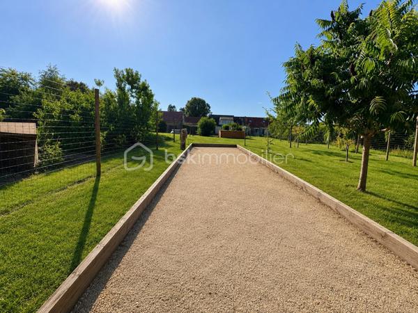 BSK Immobilier vous propose à la vente cette charmante maison de village avec piscine et tout son confort ! 

Dès l’entrée, vous profiterez d’un séjour double spacieux avec une cuisine équipée et aménagée, un couloir offrant un salon chaleureux, ainsi qu’une salle de bain et 2 WC. 

Les deux espaces nuit offrent au total 6 chambres qui peuvent être aménagées selon vos souhaits, dont une suite parentale et un couloir desservant une salle d’eau à l’étage.

Le tout sur un terrain clos de 1000 m2, avec une grande terrasse et une piscine hors sol. 

À Cressonsacq, village rural très calme et recherché sur le Plateau Picard. Environnement verdoyant à seulement 10 minutes d'Estrées-Saint-Denis (commerces, gare, infrastructures) et à proximité immédiate de La Neuville-Roy. Emplacement idéal pour les amoureux de nature recherchant le calme à proximité des axes principaux.