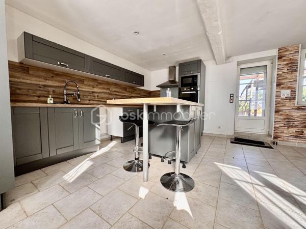 BSK Immobilier vous propose à la vente cette charmante maison de village avec piscine et tout son confort ! 

Dès l’entrée, vous profiterez d’un séjour double spacieux avec une cuisine équipée et aménagée, un couloir offrant un salon chaleureux, ainsi qu’une salle de bain et 2 WC. 

Les deux espaces nuit offrent au total 6 chambres qui peuvent être aménagées selon vos souhaits, dont une suite parentale et un couloir desservant une salle d’eau à l’étage.

Le tout sur un terrain clos de 1000 m2, avec une grande terrasse et une piscine hors sol. 

À Cressonsacq, village rural très calme et recherché sur le Plateau Picard. Environnement verdoyant à seulement 10 minutes d'Estrées-Saint-Denis (commerces, gare, infrastructures) et à proximité immédiate de La Neuville-Roy. Emplacement idéal pour les amoureux de nature recherchant le calme à proximité des axes principaux.