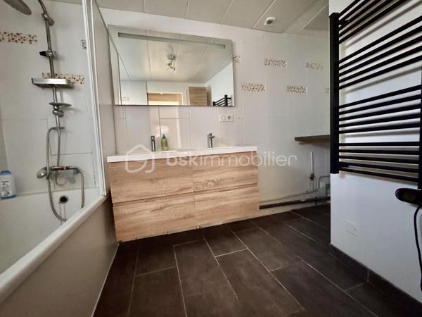 BSK Immobilier vous propose à la vente cette charmante maison de village avec piscine et tout son confort ! 

Dès l’entrée, vous profiterez d’un séjour double spacieux avec une cuisine équipée et aménagée, un couloir offrant un salon chaleureux, ainsi qu’une salle de bain et 2 WC. 

Les deux espaces nuit offrent au total 6 chambres qui peuvent être aménagées selon vos souhaits, dont une suite parentale et un couloir desservant une salle d’eau à l’étage.

Le tout sur un terrain clos de 1000 m2, avec une grande terrasse et une piscine hors sol. 

À Cressonsacq, village rural très calme et recherché sur le Plateau Picard. Environnement verdoyant à seulement 10 minutes d'Estrées-Saint-Denis (commerces, gare, infrastructures) et à proximité immédiate de La Neuville-Roy. Emplacement idéal pour les amoureux de nature recherchant le calme à proximité des axes principaux.