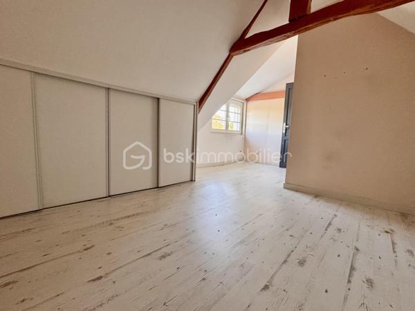 BSK Immobilier vous propose à la vente cette charmante maison de village avec piscine et tout son confort ! 

Dès l’entrée, vous profiterez d’un séjour double spacieux avec une cuisine équipée et aménagée, un couloir offrant un salon chaleureux, ainsi qu’une salle de bain et 2 WC. 

Les deux espaces nuit offrent au total 6 chambres qui peuvent être aménagées selon vos souhaits, dont une suite parentale et un couloir desservant une salle d’eau à l’étage.

Le tout sur un terrain clos de 1000 m2, avec une grande terrasse et une piscine hors sol. 

À Cressonsacq, village rural très calme et recherché sur le Plateau Picard. Environnement verdoyant à seulement 10 minutes d'Estrées-Saint-Denis (commerces, gare, infrastructures) et à proximité immédiate de La Neuville-Roy. Emplacement idéal pour les amoureux de nature recherchant le calme à proximité des axes principaux.