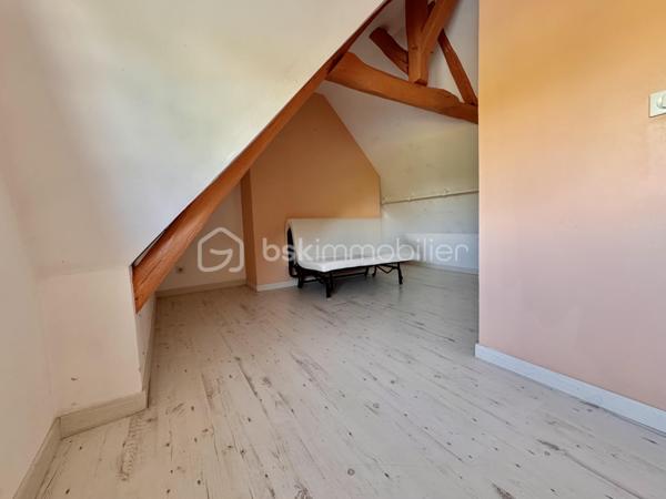 BSK Immobilier vous propose à la vente cette charmante maison de village avec piscine et tout son confort ! 

Dès l’entrée, vous profiterez d’un séjour double spacieux avec une cuisine équipée et aménagée, un couloir offrant un salon chaleureux, ainsi qu’une salle de bain et 2 WC. 

Les deux espaces nuit offrent au total 6 chambres qui peuvent être aménagées selon vos souhaits, dont une suite parentale et un couloir desservant une salle d’eau à l’étage.

Le tout sur un terrain clos de 1000 m2, avec une grande terrasse et une piscine hors sol. 

À Cressonsacq, village rural très calme et recherché sur le Plateau Picard. Environnement verdoyant à seulement 10 minutes d'Estrées-Saint-Denis (commerces, gare, infrastructures) et à proximité immédiate de La Neuville-Roy. Emplacement idéal pour les amoureux de nature recherchant le calme à proximité des axes principaux.